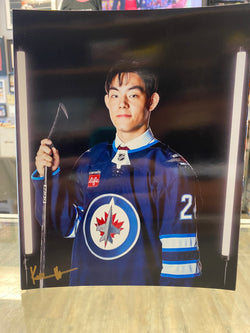 Kevin He signed Winnipeg Jets 8x10 Photo