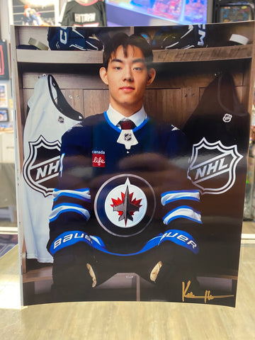 Kevin He signed Winnipeg Jets 8x10 Photo