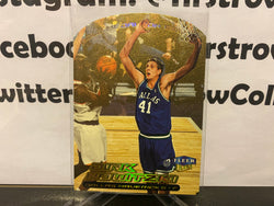 Dirk Nowitzki 1999-00 Fleer Ultra Gold #53G Mavericks 2nd Year Insert Card